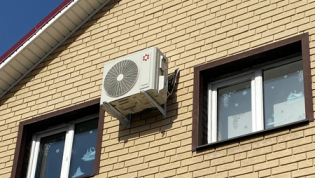 Сплит-система в коттедж, прямой монтаж с лестницы